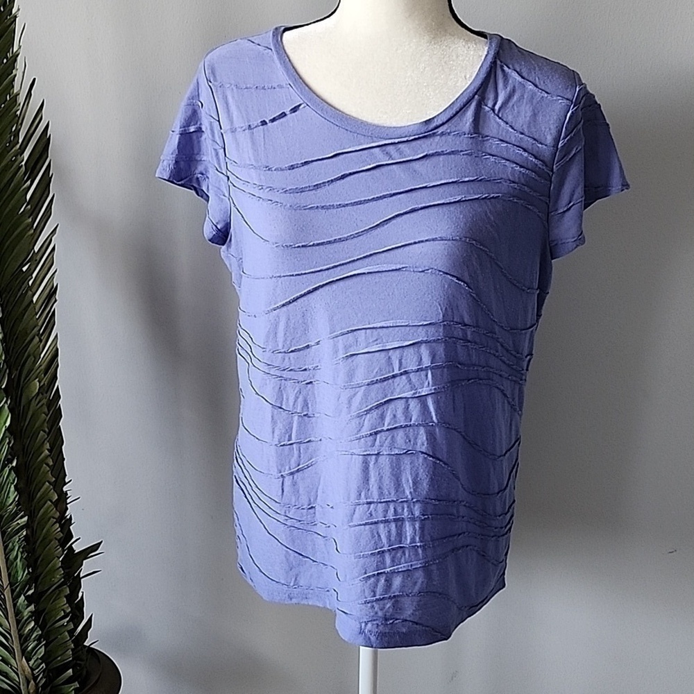 *PRICE DROP*
Simply Vera Vera Wang lilac cap sleeve tee with detail